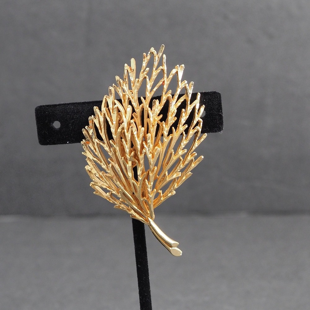 Corocraft Leaf Brooch Pin Gold Tone Textured Branch Fern Botanical Chic Vintage